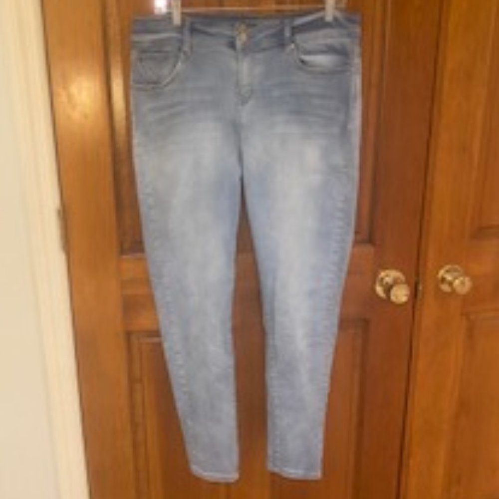 Wallflower women’s skinny high-rise jeans